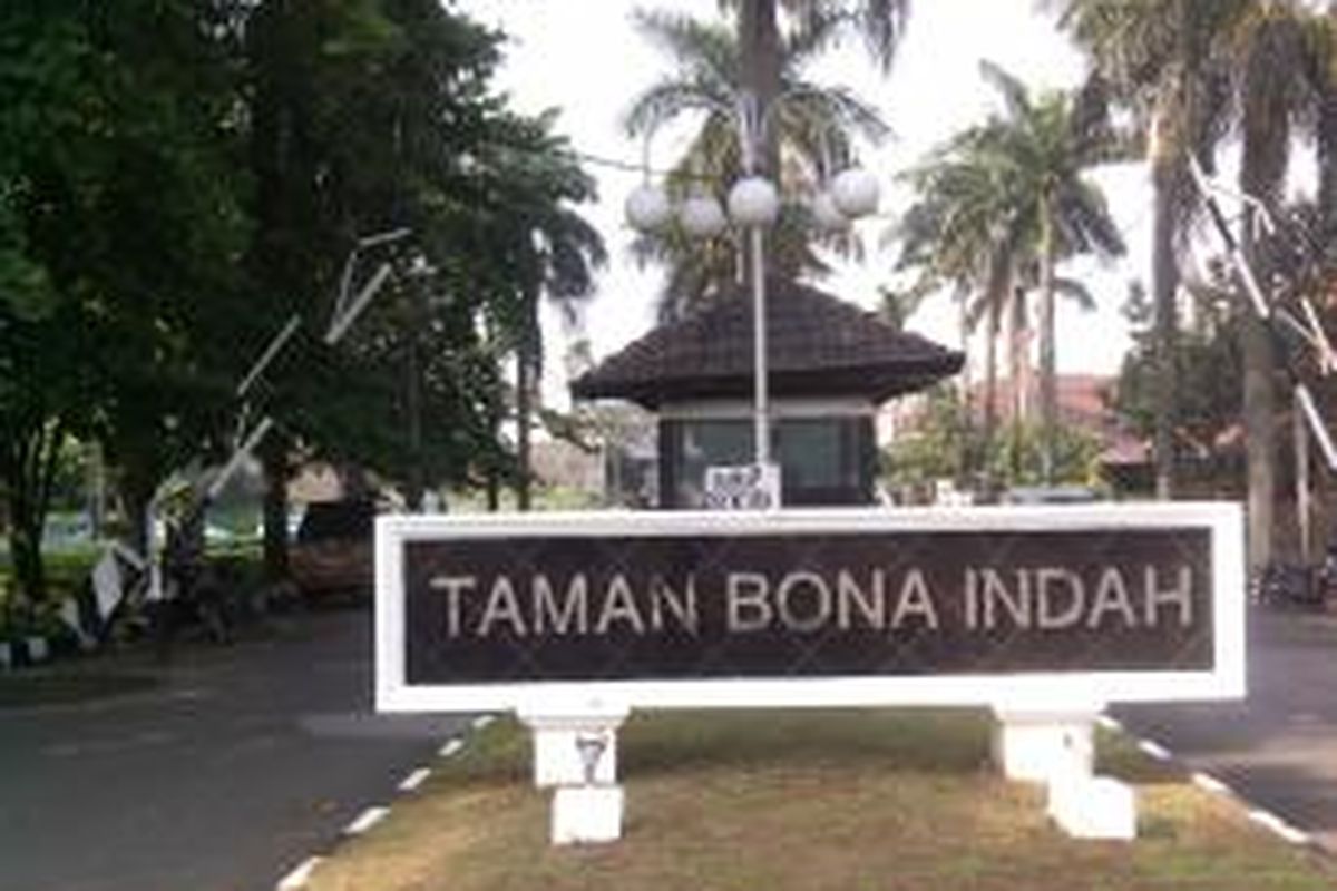 Taman Bona Indah merupakan salah satu komplek perumahan di Lebak Bulus denan jumlah 700 kartu keluarga. Pada haro raya biasanya tak jarang banyak terdapat rumah yang ditinggalkan, Jakarta, Sabtu (3/8/2013)