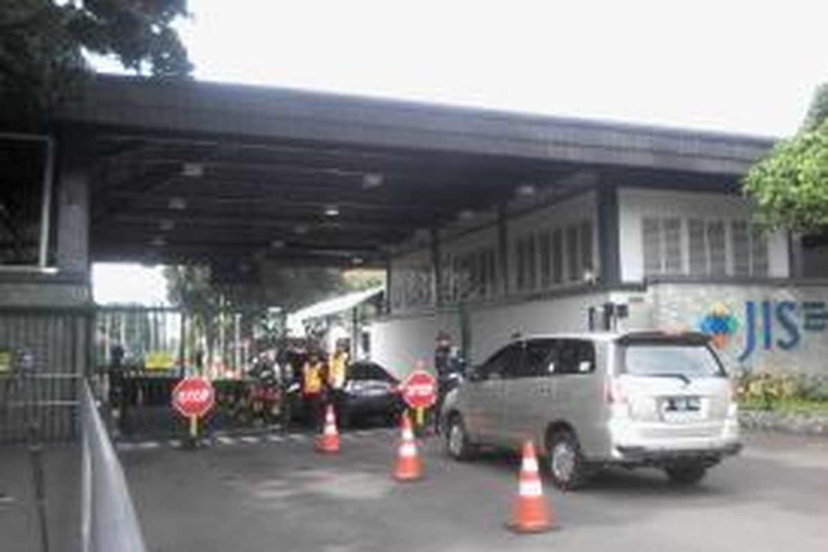 Pengamanan ketat di Jakarta International School, Jalan Terogong, Jakarta Selatan.