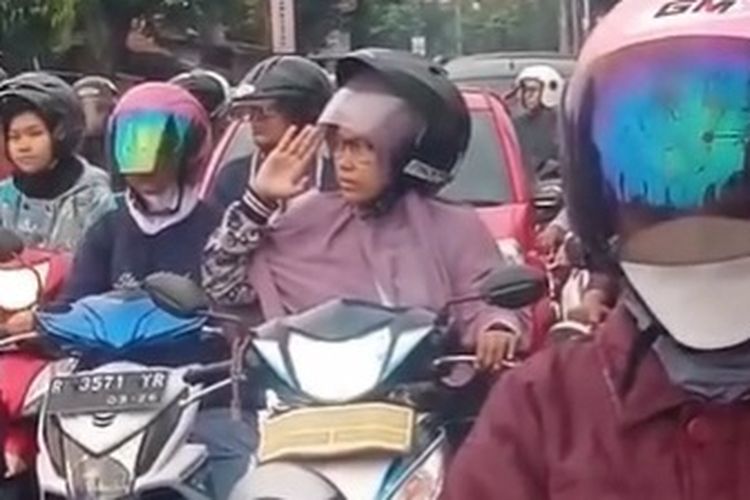 Tangkapan layar video seorang pengendara motor hormat bendera merah putih saat berhenti di lampu merah depan Kodim 071/Banyumas, Jawa Tengah.