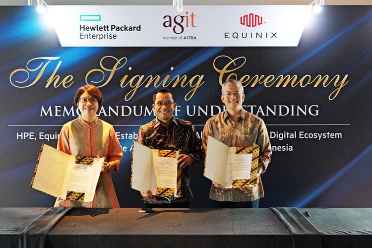  Perwakilan HPE, AGIT, dan Equinix berfoto bersama usai menandatangani MoU kolaborasi untuk pengembangan ekosistem digital dalam penerapan AI di Indonesia. (Kiri-kanan) Managing Director PT Hewlett Packard Enterprise Indonesia Meygin Agustina , Presiden Direktur PT Astra Graphia Information Technology Widi Triwibowo, dan Country Sales Director Equinix Deon Montasser. 