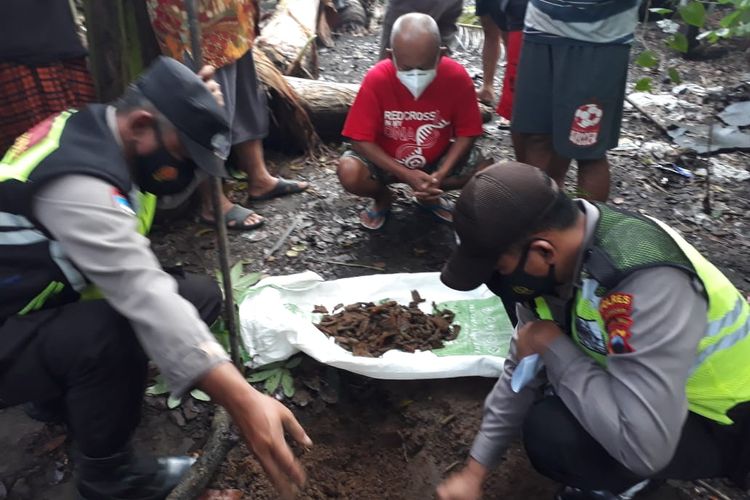 RATUSAN PELURU—Ratusan peluru yang diduga masih aktif ditemukan di pekarangan Wito, warga Dusun Brajan, Kelurahan Kaliancar, Kecamatan Selogiri, Kabupaten Wonogiri, Jawa Tengah.