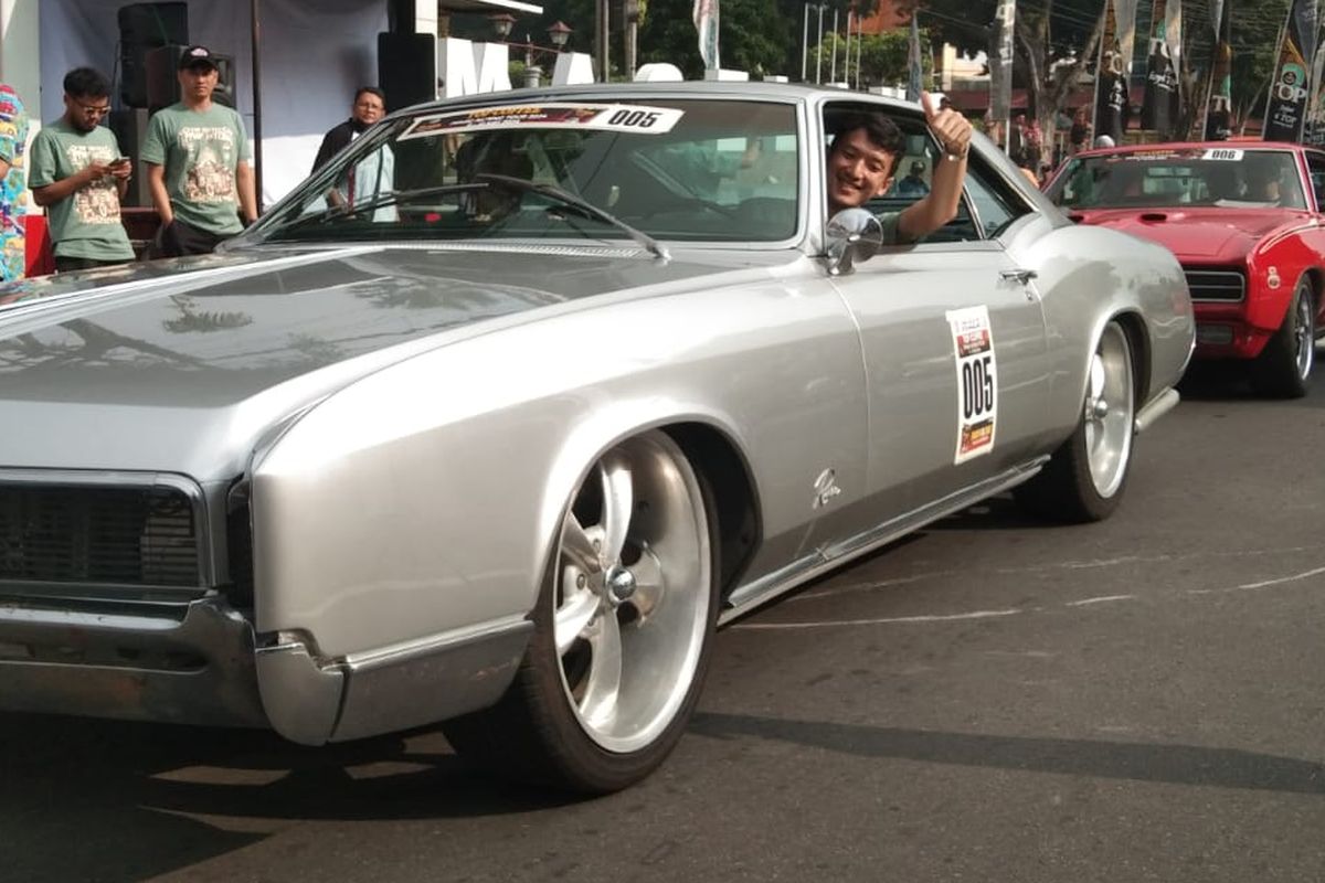 Salah satu peserta reli mobil kuno di Alun-alun Magelang, Sabtu (11/5/2024).