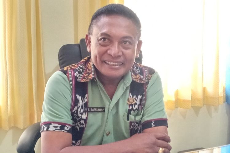 Foto: Kepala Dinas Pertanian Kabupaten Sikka, Yohanes Emil Satriawan saat temui Kompas.com, Kamis (7/7/2022) di ruang kerjanya.
