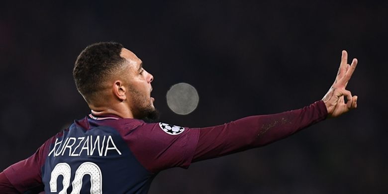 Bek Paris Saint-Germain asal Perancis, Layvin Kurzawa, melakukan selebrasi setelah mencetak gol ke gawang Anderlecht dalam pertandingan penyisihan Grup B Liga Champions di Parc des Princes, Paris, Selasa (31/10/2017).
