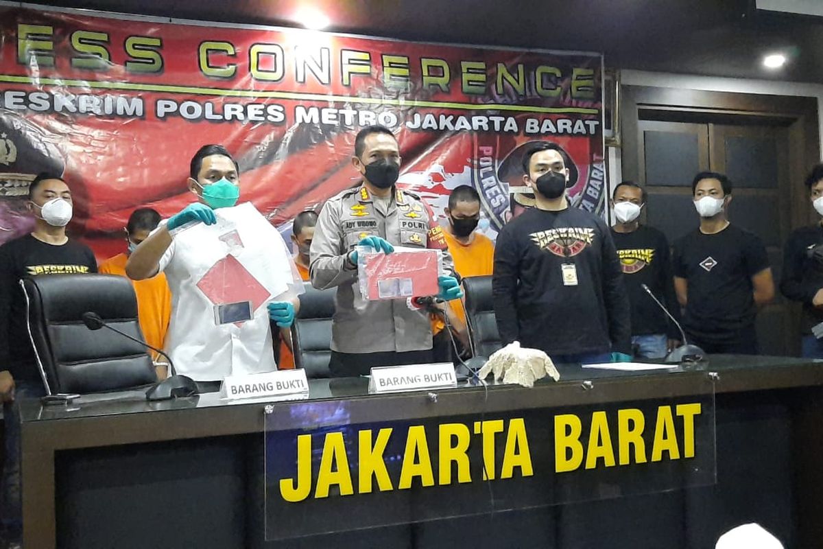 Konferensi pers penangkapan lima orang pelaku begal di Cengkareng pada Selasa (2/2/2021).