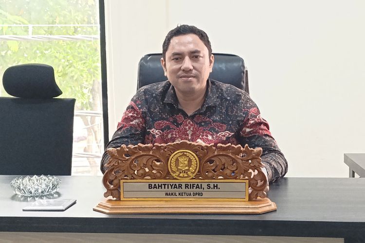 Wakil Ketua DPRD Surabaya Bahtiyar Rifai berikan dukungan terhadap penertiban tiang kabel fiber optik ilegal. 