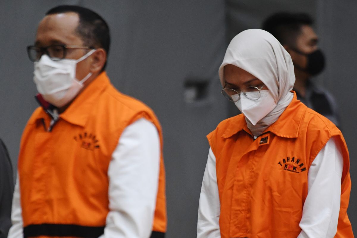 Bupati Probolinggo Puput Tantriana Sari (kanan) bersama suaminya yang juga anggota DPR dan mantan Bupati Probolinggo Hasan Aminuddin mengenakan rompi tahanan KPK usai diperiksa di gedung KPK, Jakarta, Selasa (31/8/2021) dini hari. KPK melakukan operasi tangkap tangan terhadap Bupati Probolinggo Puput Tantriana Sari dan suaminya Hasan Aminuddin serta mengamankan barang bukti Rp326.500.000 dan menahan keduanya sebagai tersangka kasus dugaan penerimaan suap terkait seleksi kepala desa di Kabupaten Probolinggo. ANTARA FOTO/Hafidz Mubarak A/wsj.