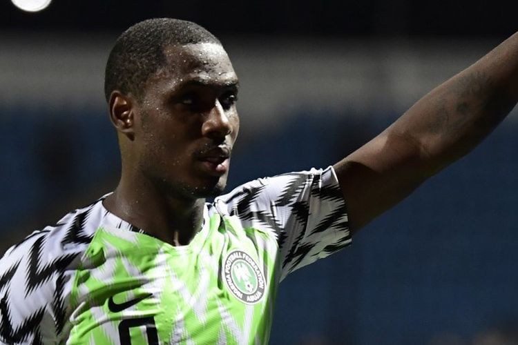 Striker asal Nigeria, Odion Ighalo, menyambut fans pada laga Piala Afrika 2019 kontra Kamerun di Stadion Alexandria, Mesir, 6 Juli 2019. Odion Ighalo dipinjam Manchester United untuk sisa musim 2019-2020.