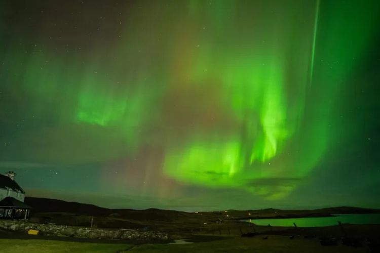 Langit Inggris dihiasi aurora dari arah selatan.