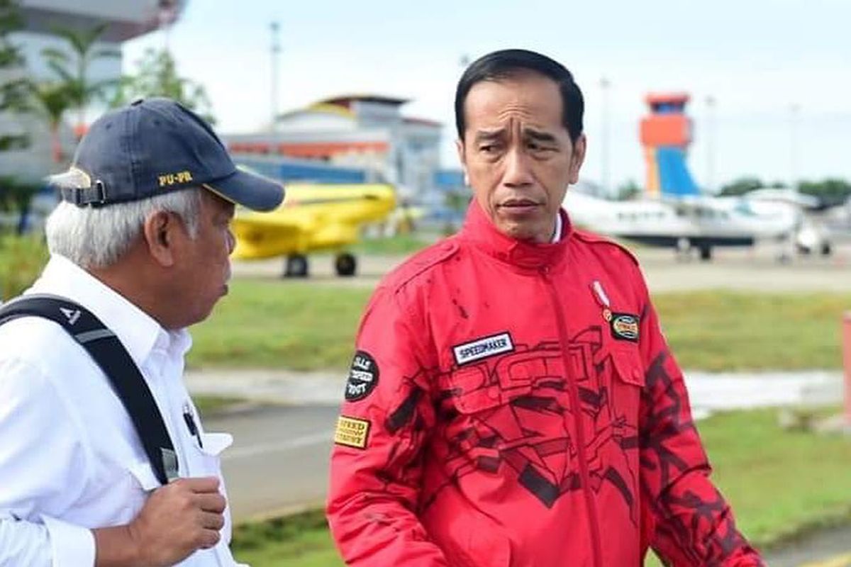 Presiden Joko Widodo mengenakan jaket dengan desain custom dari Never Too Lavish saat berkunjung ke Kalimantan Utara. 