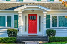 7 Kombinasi Warna Pintu Depan Rumah yang Menarik Perhatian