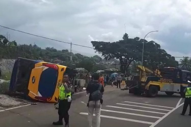 Satlantas Polres Bogor melakukan evakuasi bus terguling di Jalur Puncak Selarong, Rabu (1/5/2019).