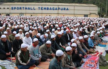 Merayakan Idul Fitri dalam Suasana Damai ? Lebih dari 1.000 karyawan PT Freeport Indonesia bersama keluarga menjalankan ibadah shalat Idul Fitri di Lapangan Sport Hall PTFI, Tembagapura, Kabupaten Mimika, Papua, Jumat (17/7/2015) pagi