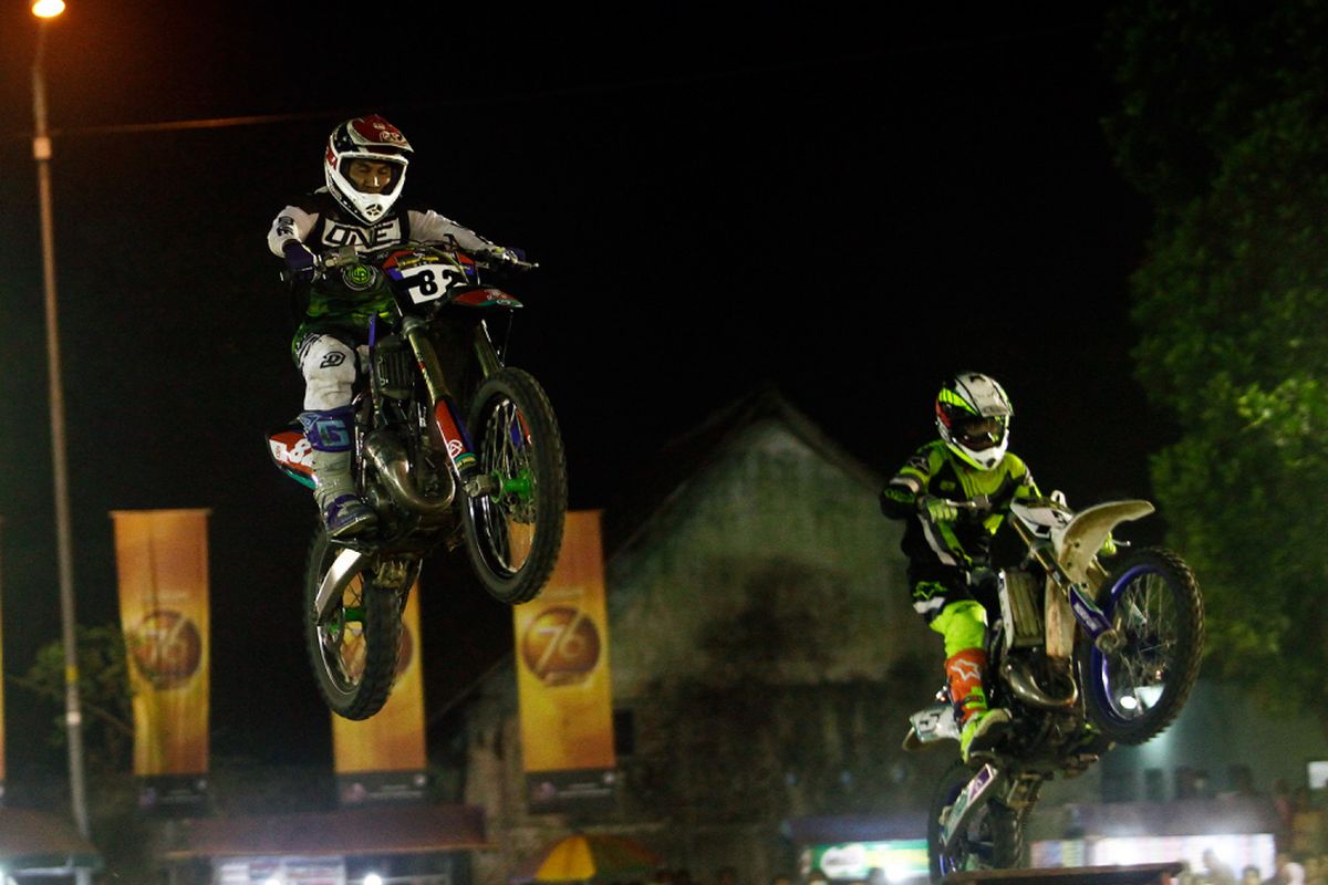 Dua kroser sedang memacu motornya dalam seri pamungkas balapan Trial Game Dirt (TGD) 2018, di Sirkuit Lapangan Maron, Temanggung, Jawa tengah, Minggu (17/11/2018).