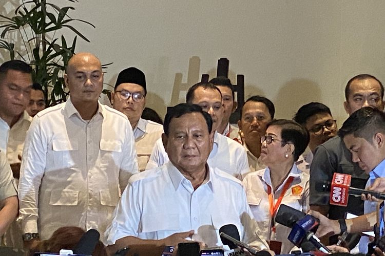Ketua Umum Partai Gerindra Prabowo Subianto usai rapimnas Gerindra di Hotel Dharmawangsa, Jakarta Selatan, Senin (23/10/2023).
