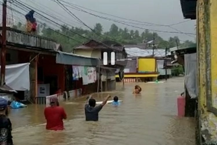 Tangkapan layar banjir yang merendam permukiman warga di salah satu titik lokasi di Manado, Sulawesi Utara, Jumat (27/1/2023).