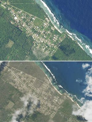 Kombinasi gambar satelit yang disediakan oleh Planet Labs PBC ini, menunjukkan Niutoua di Tongatapu, Tonga pada 9 Januari 2021, atas, dan pada 17 Januari 2022, setelah letusan 15 Januari. 