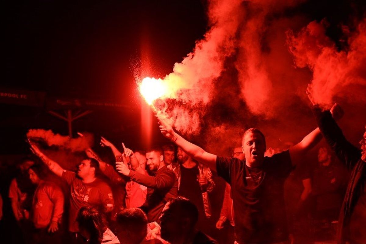 Suasana di luar sebuah bar di dekat Stadion Anfield bertepatan dengan laga Liverpool vs Chelsea dalam lanjutan pekan ke-37 Premier League, kasta teratas Liga Inggris, Rabu 22 Juli 2020.