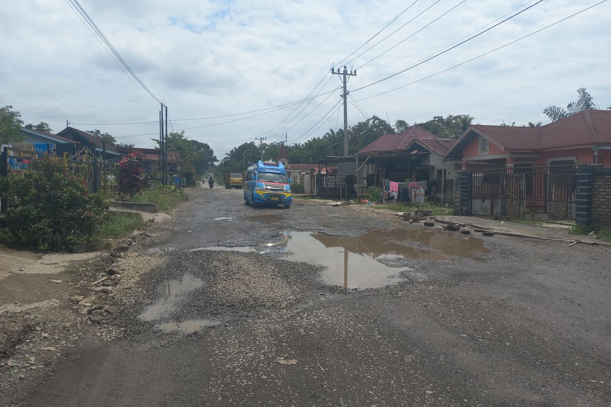 Foto: Angkutan Umum Jurusan Raya- Siantar melintasi jalan yang berkubang di Jalan Besar Saribudolok yang berlokasi di Nagori Janggir Leto, Kecamatan Panei, Kabupaten Simalungun, Senin 4 September 2023.