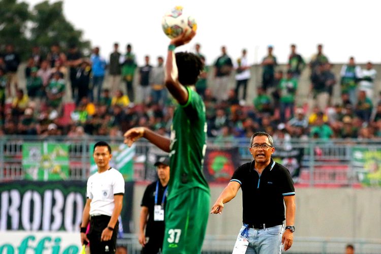 Pelatih Persebaya Surabaya Aji Santoso memberi perintah pemain saat pertandingan pekan ke-22 Liga 1 2022-2023 melawan Borneo FC yang berakhir dengan skor 3-2 di Stadion Gelora Joko Samudro Gresik, Jumat (3/2/2023) sore.