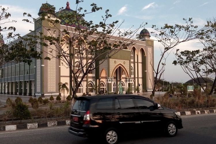 Pengendara melintas di dekat Masjid Agung Al Ikhlas di Kabupaten Penajam Passer Utara, Kalimantan Timur, Senin (26/8/2019). Presiden Jokowi secara resmi mengumumkan keputusan pemerintah untuk memindahkan ibu kota negara ke sebagian di Kabupaten Penajam Passer Utara dan sebagian di Kabupaten Kutai Kartanegara, Provinsi Kalimantan Timur. ANTARA FOTO/Bagus Purwa/wpa/wsj.