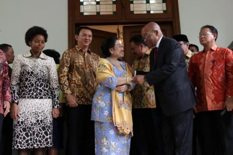 Presiden Afrika Selatan, Jacob Zuma mengunjungi mantan Presiden Kelima RI Megawati Soekarnoputri di Jalan Teuku Umar, Menteng, Jakarta Pusat, Rabu (8/3/2017). Jacob Zuma mengunjungi Megawati Soekarnoputri membahas hubungan pemerintahan, ekonomi, dan kerjasama partai politik. 