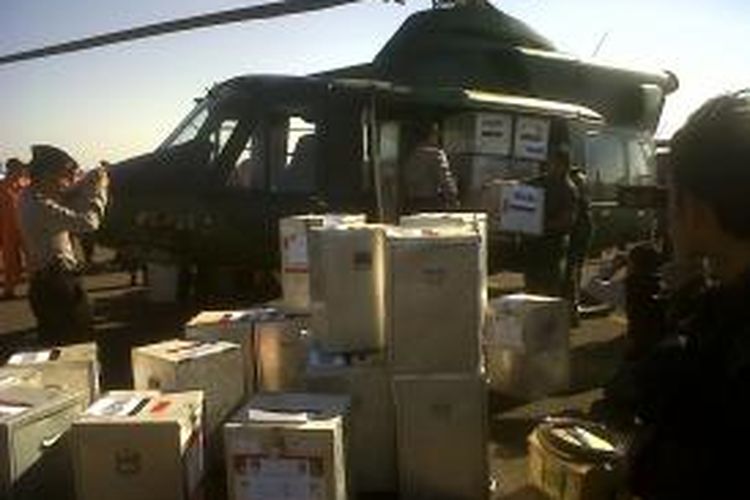 Pesawat Jumbo Super Puma milik TNI Angkatan Darat, mengangkut logistik Pilgub Jatim ke kepulauan terluar di Kabupaten Sumenep, Selasa (27/8/2013).