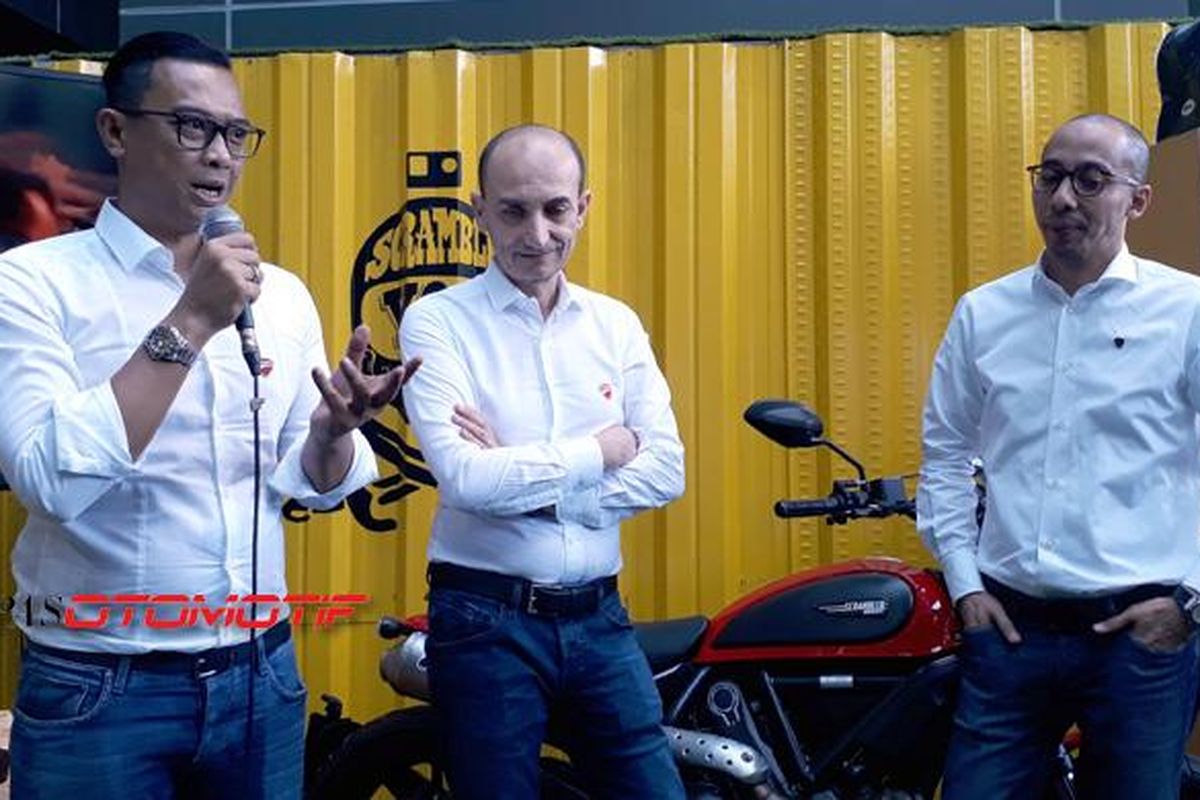 Managing Director Garansindo Euro Sports Dhani M Yahya (kiri), CEO Ducati Motor Holdings Claudio Domenicali (tengah), dan CEO Garansindo Group Muhammad Al Abdullah (kanan).