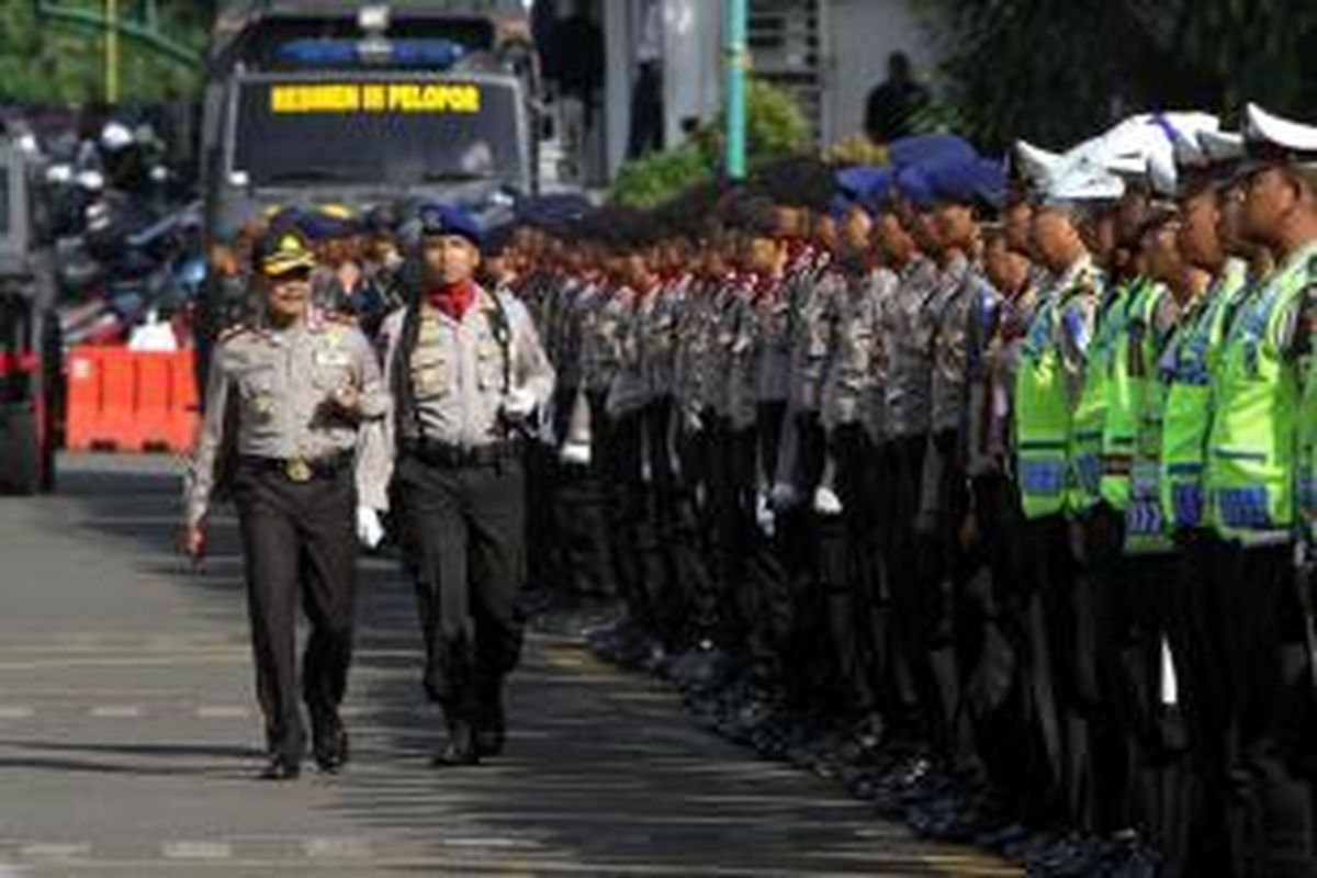 Kapolri Jenderal Polisi Badrodin Haiti memeriksa pasukan pada apel gelar pasukan Operasi Lilin 2015 untuk pengamanan Natal dan Tahun Baru 2016, di lapangan Polda Metro Jaya, Jakarta, Rabu (23/12/2015).