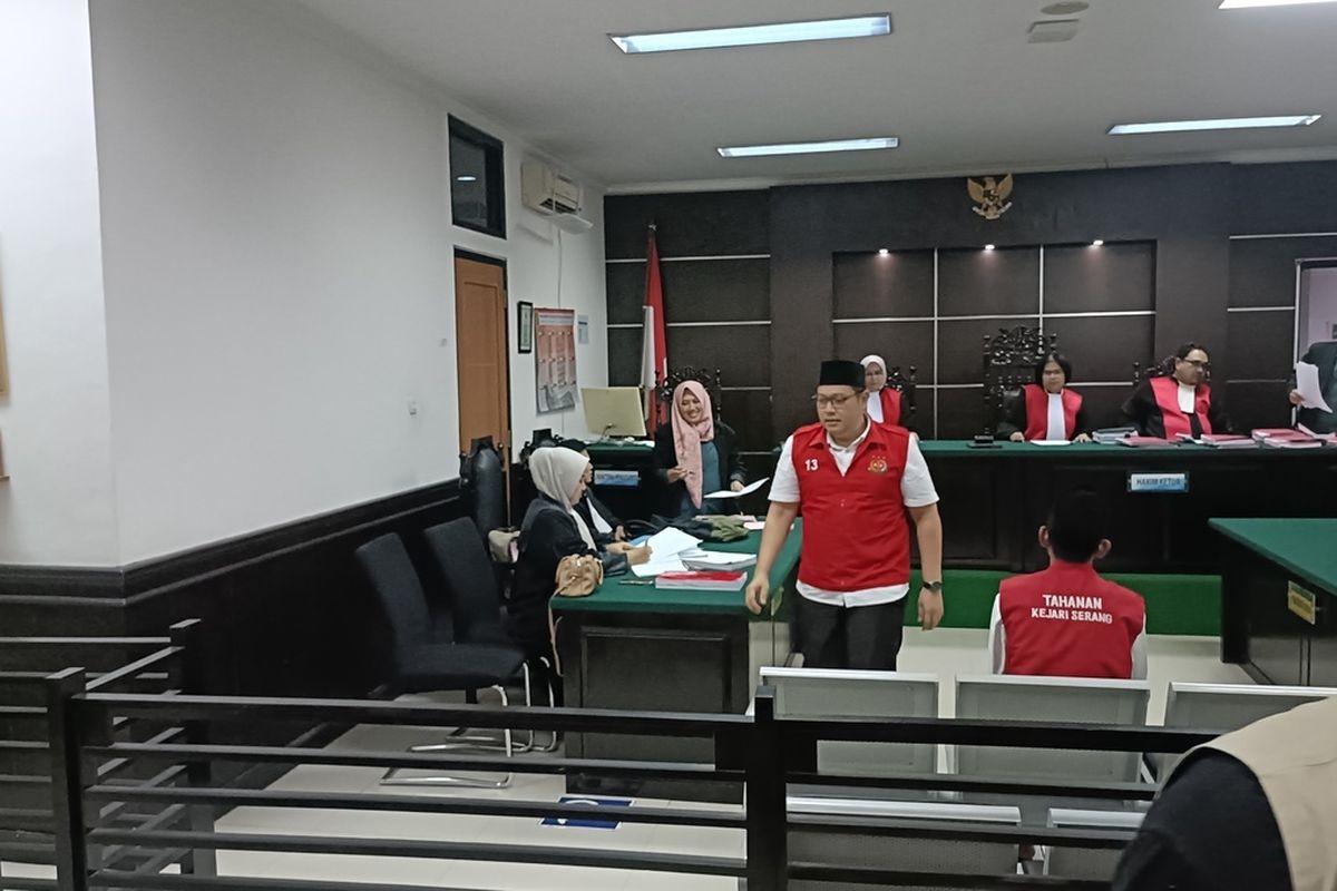 Pejabat Pemkot Serang usai menjalani sidang kasus penipuan proyek ke anggota DPRD Kota Serang di PN Serang. Selasa (16/12/2025).