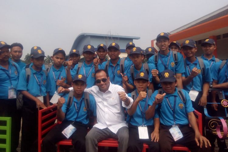 Menteri Perhubungan (Menhub) Budi Karya Sumadi berfoto bersama perserta Program Pendidikan dan Pelatihan Pemberdayaan Masyarakat (DPM) di Sekolah Tinggi Penerbangan Indonesia (STPI) di Curug, Kabupaten Tangerang, Minggu (18/11/2018).