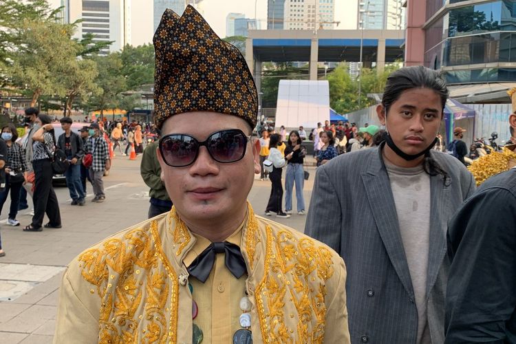 Tomi (38) berinisiatif datang jauh-jauh dari Tangerang ke CFW mengenakan pakaian khas Padang, Sumatera Barat, Sabtu (30/7/2022).