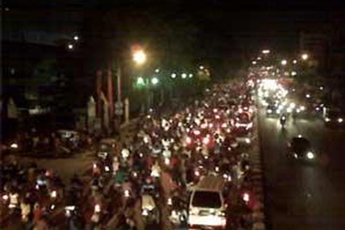 Kawasan Monas pada malam takbiran, Selasa (30/9).