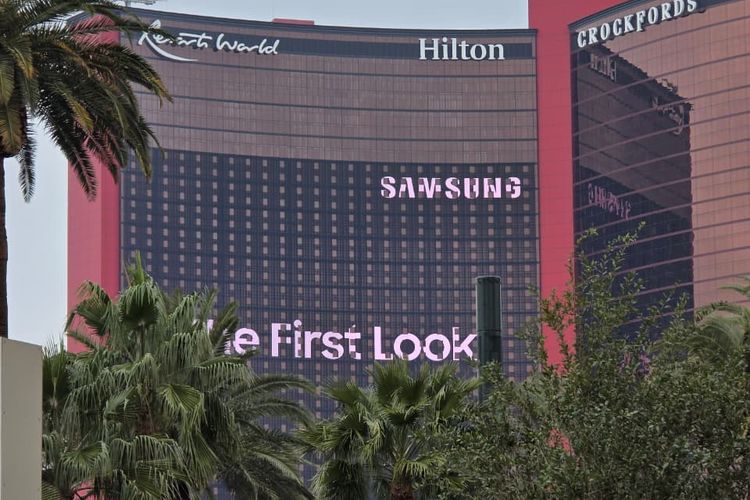 Pengumuman acara The First Look Samsung di CES 2026 tampil dalam layar besar yang ada di sebuah hotel ternama. 