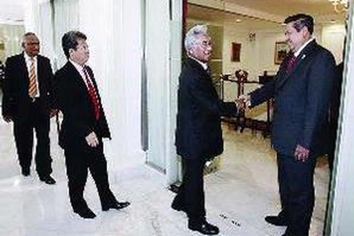 Presiden Susilo Bambang Yudhoyono di Jakarta, Senin ( 5/ 10), menerima Tim Lima yang merekomendasikan tiga nama pelaksana tugas sementara pimpinan Komisi Pemberantasa n Korupsi (KPK). Tim terdiri dari Andi Mattalatta, Widodo AS, Taufi equrachman Ruki, Todung Mulya Lubis, dan Adnan Buyung Nasution.