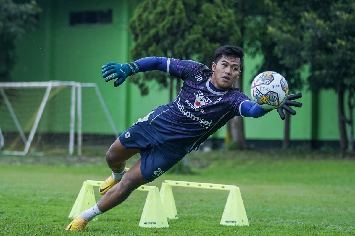 Penjaga gawang Persib Bandung Satrio Azhar dalam latihan tim di tengah Kompetisi Liga 1 2022-2023.
