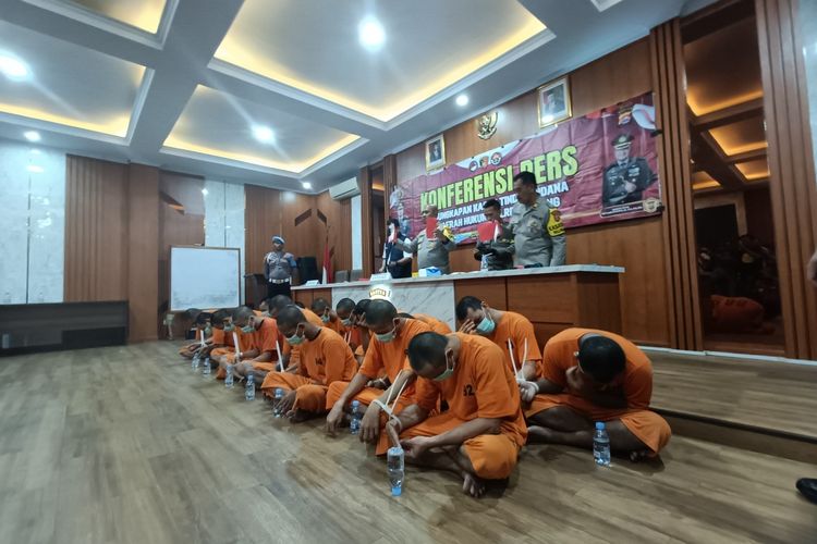 Polres Serang memperlihatkan 18 tersangka pengedar dan kurir narkoba yang beraksi di wilayah Kabupaten Serang, Banten. Kamis (1/2/2024). Mereka mengirimkan sabu hingga pil koplo sesuai pesanan melalui media sosial Instagram.