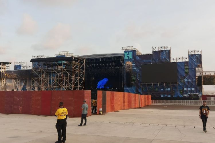 Panggung Empire Stage dari Slipknot di Pantai Carnaval Ancol, Jakarta Utara, Sabtu (18/3/2023). 