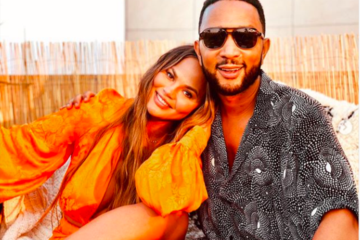 Super model Chrissy Teigen dan sang suami, penyanyi John Legend.