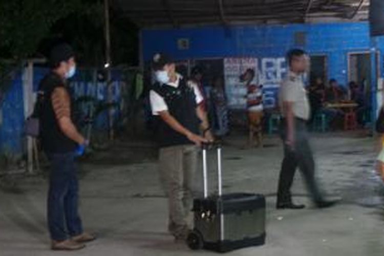 Petugas dari Laboratorium Forensik Mabes Polri melakukan olah tempat kejadian perkara penembakan Briptu Ruslan, Jumat (13/9/2013) malam.