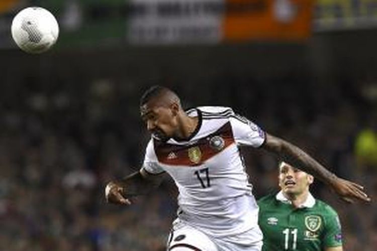 Aksi Jerome Boateng saat Jerman dijamu Republik Irlandia, Kamis (8/10/2015). 