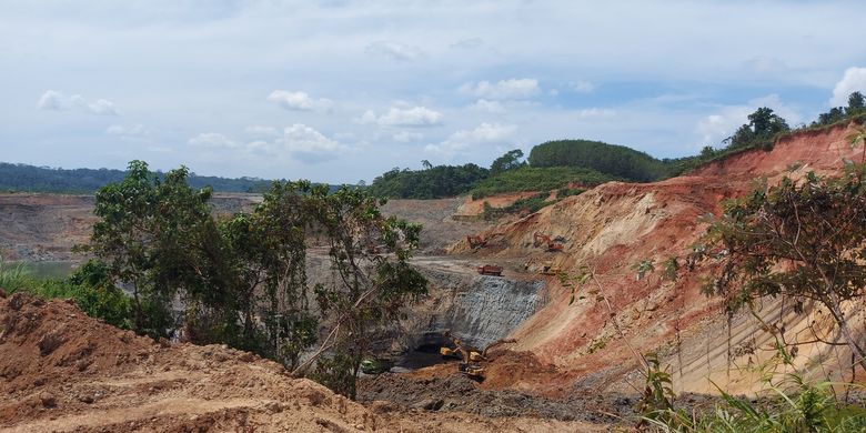Aktifitas pertambangan batubara akibatkan Jalan milik Provinsi Bengkulu sepanjang 3 kilometer di Desa Gunung Payung, Kecamatan Pinang Raya, Kabupaten Bengkulu Utara, Provinsi Bengkulu, dibongkar perusahaan pertambangan karena memiliki kandungan batubara.