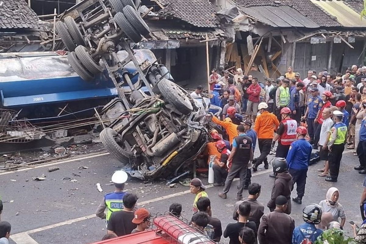 Kecelakaan beruntun melibatkan tiga kendaraan terjadi di Jalan Raya Purworejo–Magelang, tepat di depan Pasar Kalijambe, Desa Kalijambe, Kecamatan Bener, Kabupaten Purworejo, pada Selasa (11/11/2025) pagi sekitar pukul 05.15 WIB. 