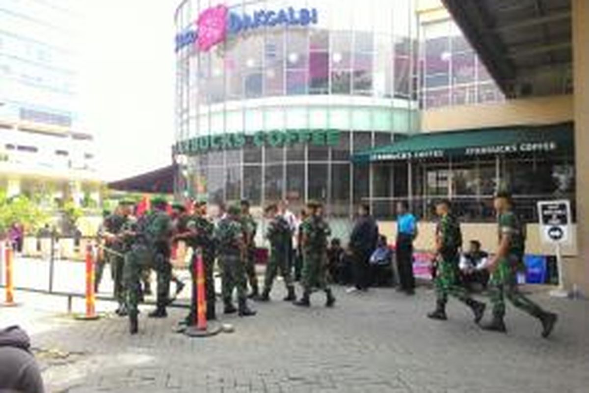 Gedung Tebet Green, Jalan MT Haryono, Jakarta Selatan, disegel, Kamis (23/7/2015). Sebanyak 500 personel tentara berjaga.