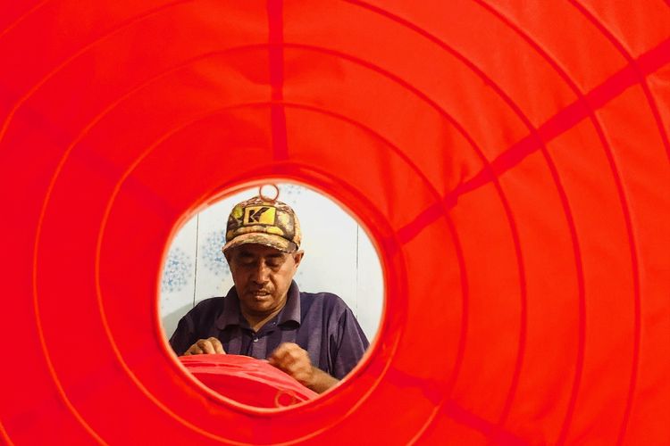 Jelang Tahun Baru Imlek 2025 seorang perajin sedang membuat lampion pesanan di Jodipan Kota Malang, Jawa Timur, Selasa (21/1/2025) siang. 