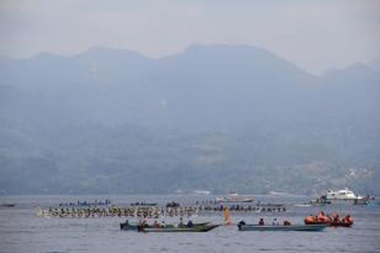 Peserta lomba perahu belang sedang beradu cepat di Teluk Ambon, Maluku, Senin (28/9/2015). Lomba perahu belang ini dalam rangka meramaikan Pesta Teluk Ambon 2015.