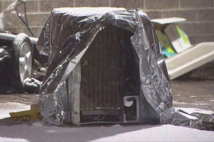 Sebuah AC yang dilaporkan jatuh dari lantai delapan, dan menimpa seorang bayi berusia dua tahun hingga tewas di Toronto, Kanada.