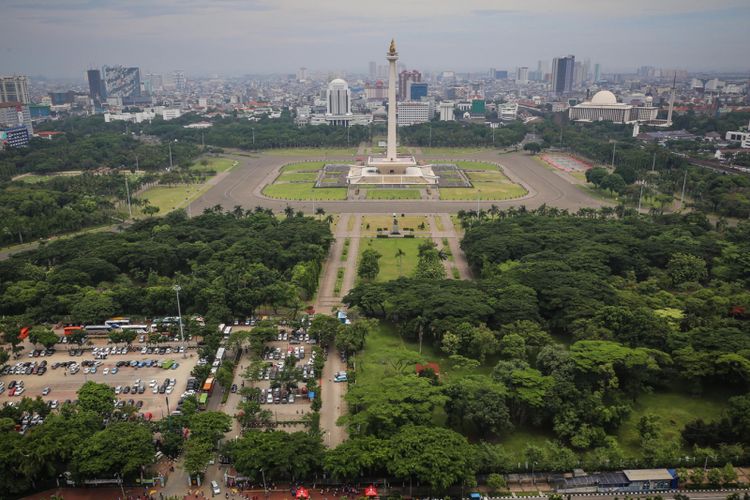 Pemandangan Monumen Nasional (Monas) dari lantai 24 di Perpustakaan Nasional di Jalan Medan Merdeka Selatan, Jakarta Pusat, Rabu (8/11/2017). Perpustakaan Nasional dengan total 24 lantai dan tiga ruang bawah tanah merupakan gedung perpustakaan tertinggi di dunia. KOMPAS.com/GARRY ANDREW LOTULUNG