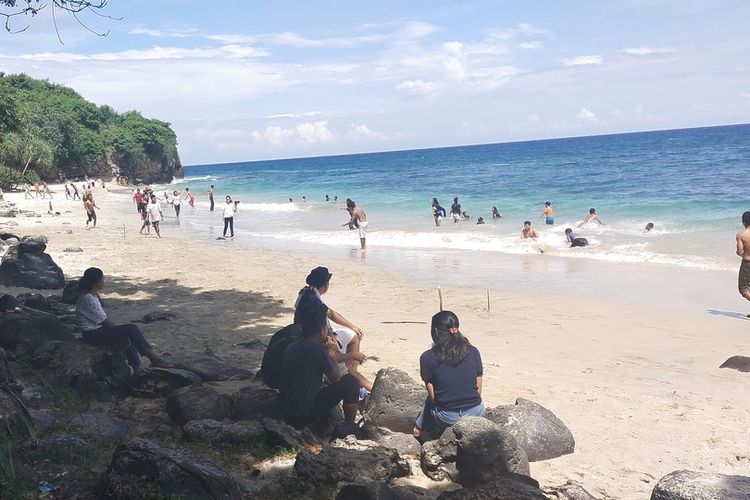 Pantai Liang Mbala di Manggarai Timur, NTT menjadi spot wisata berpasir putih, Kamis, (5/5/2022). (KOMPAS.com/MARKUS MAKUR)