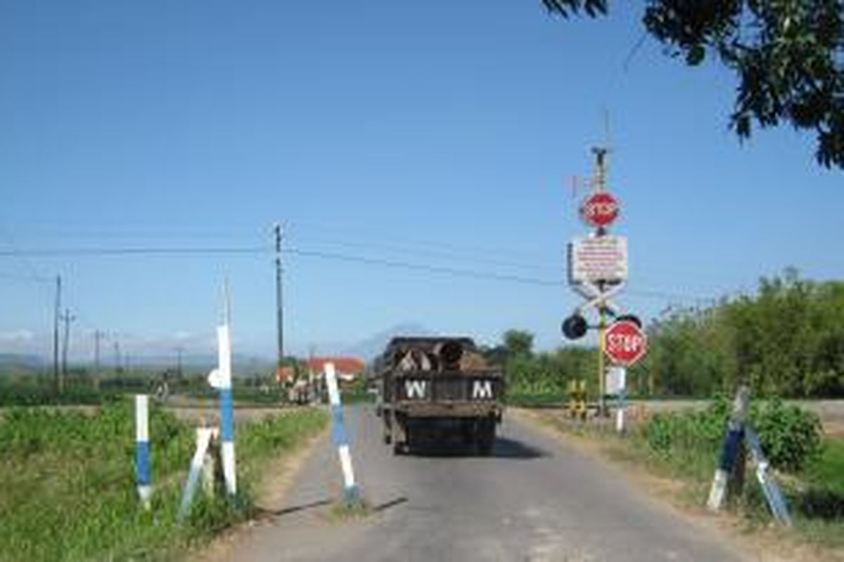 Lintasan KA tak berpalang di Kendal.